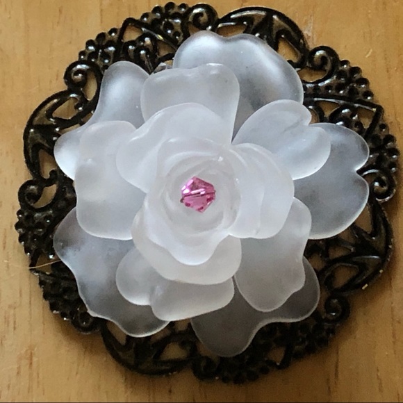 LAST ONE-Stunning white flower w/Swarovski crystal - Picture 2 of 2